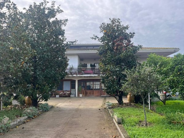 casa indipendente in vendita a Roma in zona Ostia Antica