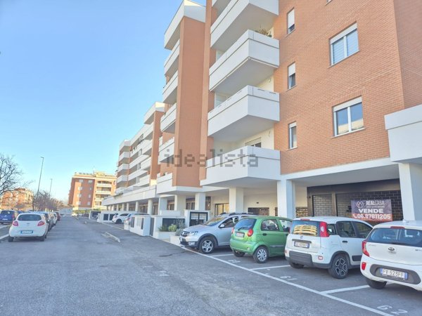 locale commerciale in vendita a Roma in zona Romanina