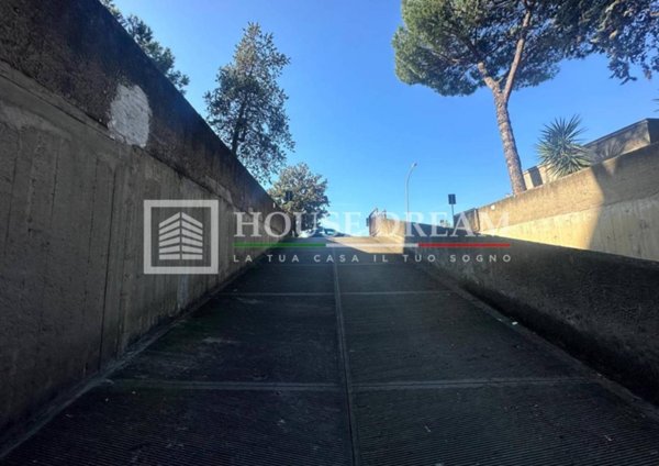 negozio in vendita a Roma in zona Cinecittà