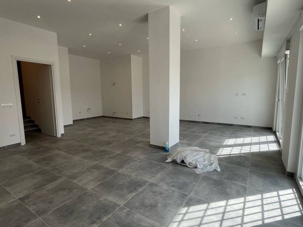 appartamento in vendita a Roma in zona Torre Spaccata