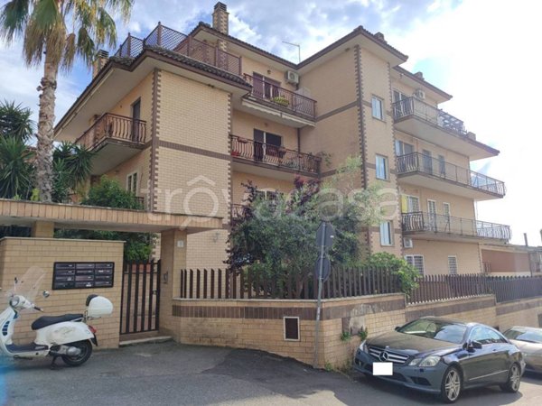 appartamento in vendita a Roma in zona Torrione Cerquetta