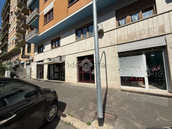 locale commerciale in vendita a Roma in zona Ardeatino