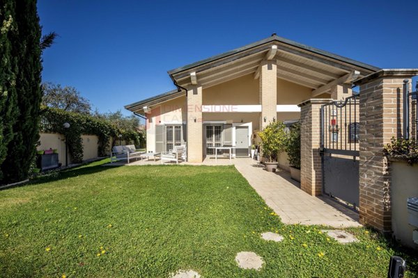 casa indipendente in vendita a Roma in zona Castelverde