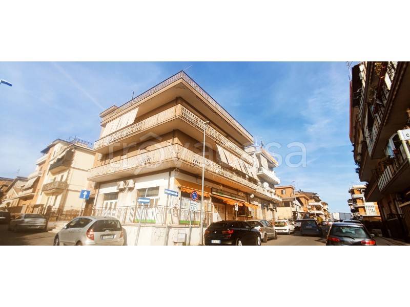 appartamento in vendita a Roma in zona Torre Angela