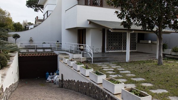 casa indipendente in vendita a Roma in zona Axa