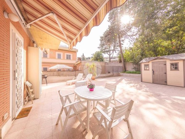 appartamento in vendita a Roma in zona Appio Pignatelli