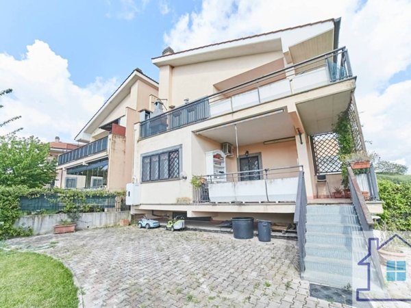 casa indipendente in vendita a Roma in zona Fontignani