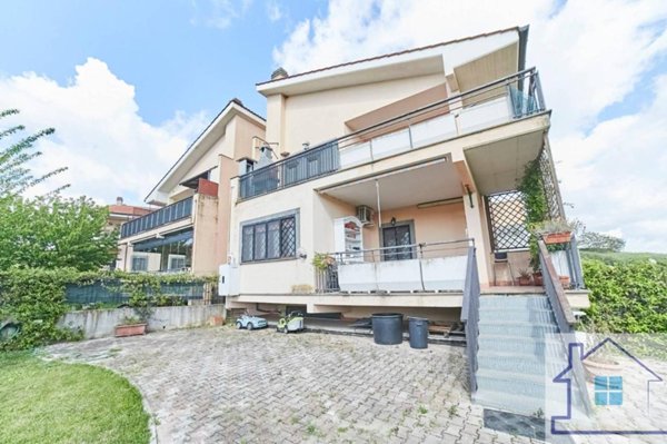casa indipendente in vendita a Roma in zona Fontignani
