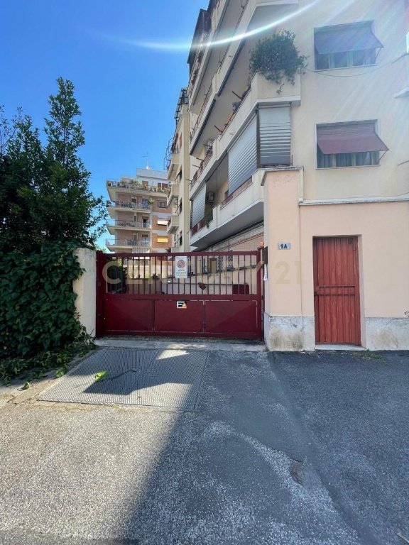 locale commerciale in vendita a Roma in zona Appio Latino