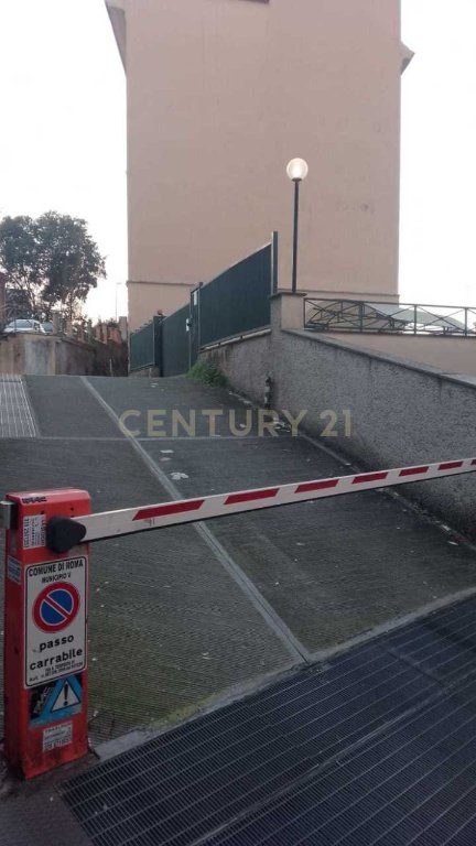 locale commerciale in vendita a Roma in zona Prenestino-Labicano