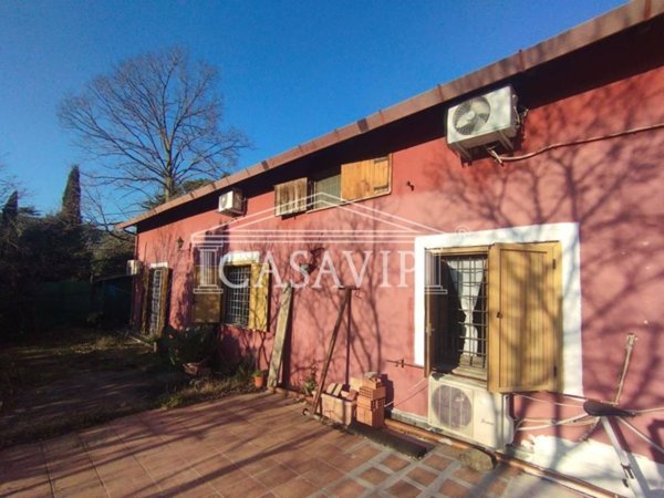 casa indipendente in vendita a Roma in zona Valle Muricana