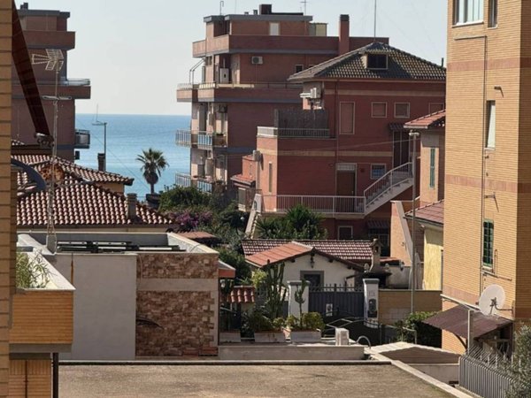appartamento in vendita a Roma in zona Ostia Antica