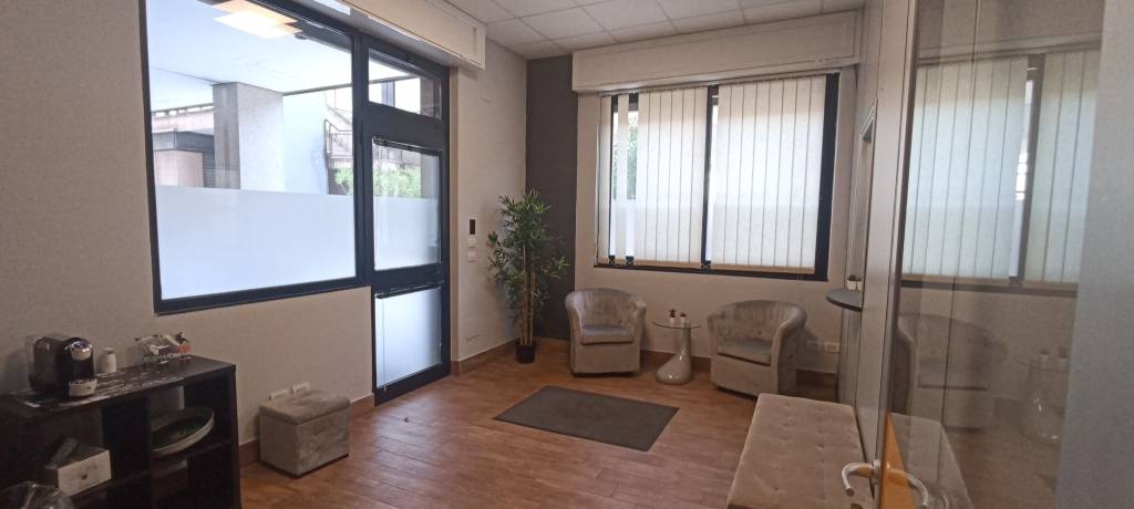 negozio in vendita a Roma in zona San Basilio