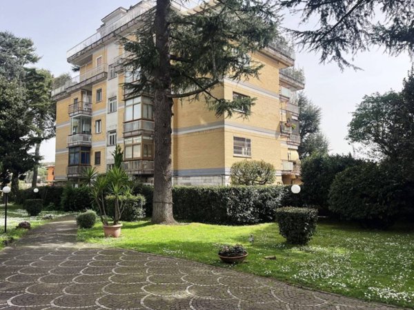 appartamento in vendita a Roma in zona Tomba di Nerone