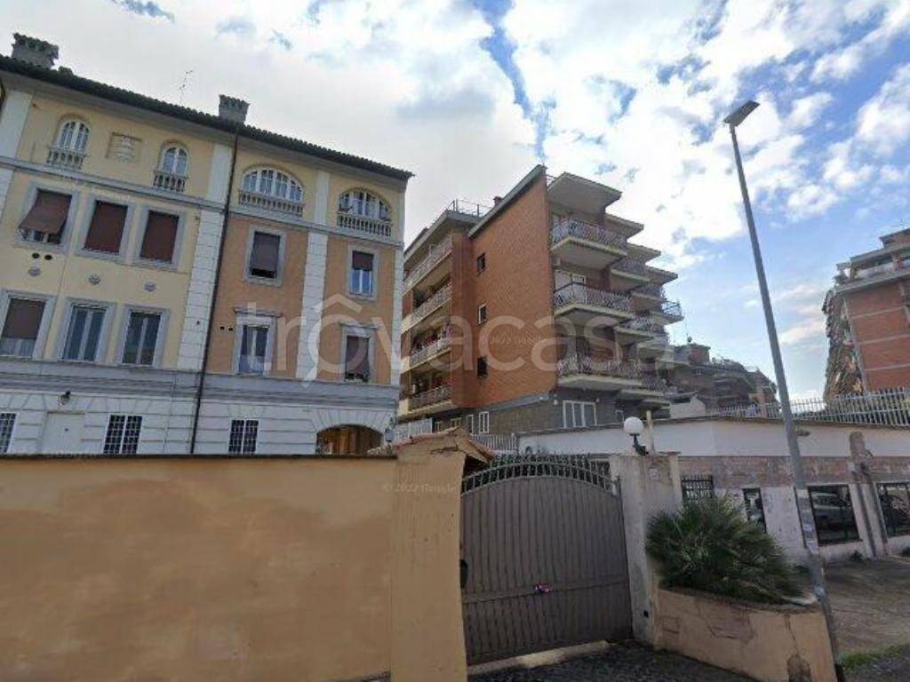 negozio in vendita a Roma in zona Tuscolano