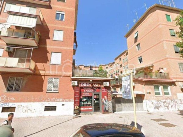 negozio in vendita a Roma in zona Ostia