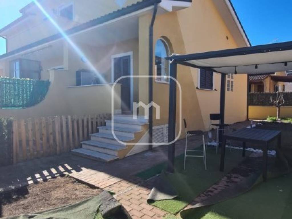 casa indipendente in vendita a Roma in zona Lunghezza