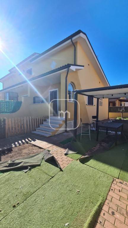 casa indipendente in vendita a Roma in zona Giardini di Corcolle