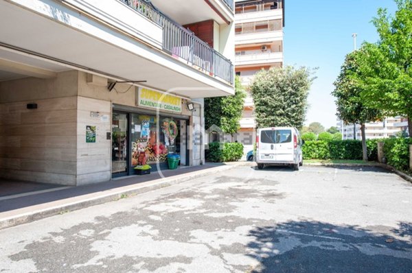 negozio in vendita a Roma in zona Ponte di Nona