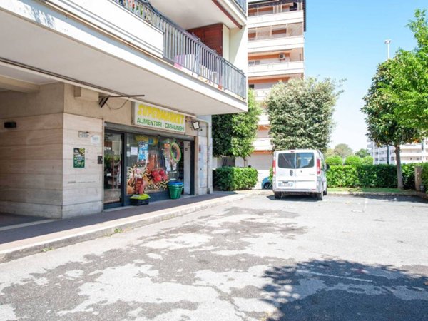 negozio in vendita a Roma in zona Ponte di Nona