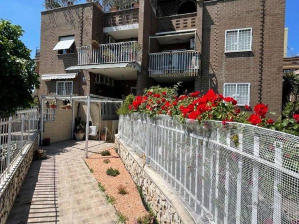 appartamento in vendita a Roma in zona Torre Angela
