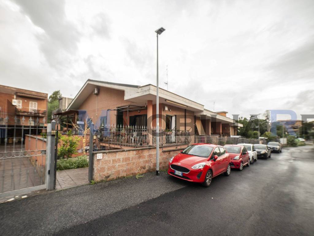 casa indipendente in vendita a Roma in zona Finocchio