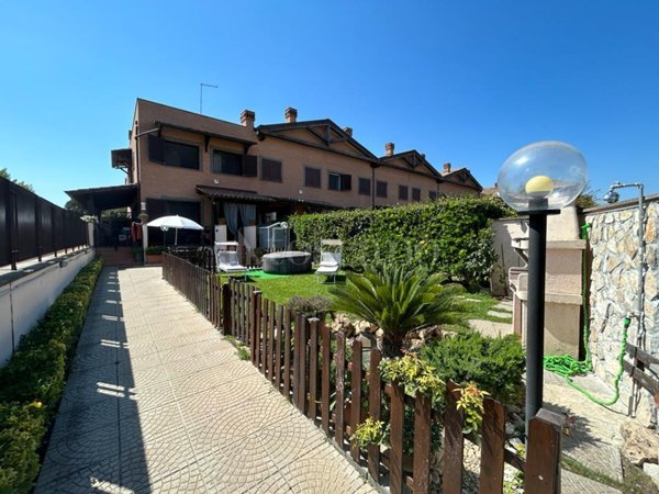 casa indipendente in vendita a Roma in zona Infernetto