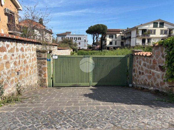 locale di sgombero in vendita a Roma in zona Appio Pignatelli