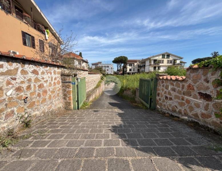 locale di sgombero in vendita a Roma in zona Appio Pignatelli