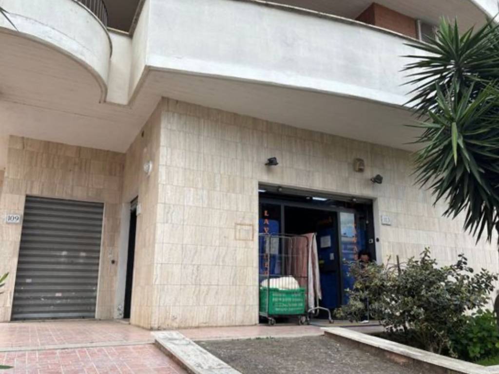negozio in vendita a Roma in zona Massimina/Casal Lumbroso