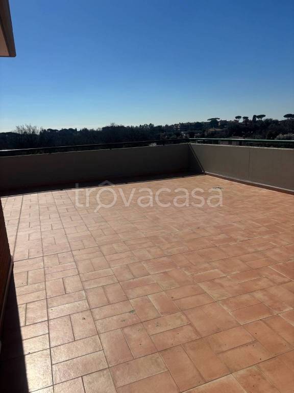 appartamento in vendita a Roma in zona Valle Santa
