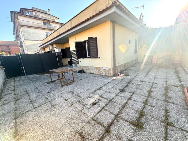 appartamento in vendita a Roma in zona Valle Santa