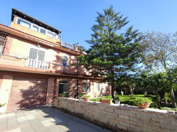 casa indipendente in vendita a Roma in zona Ostia