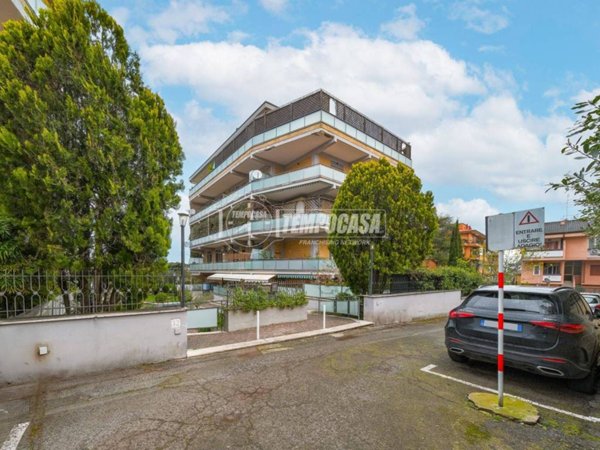 appartamento in vendita a Roma in zona Tomba di Nerone