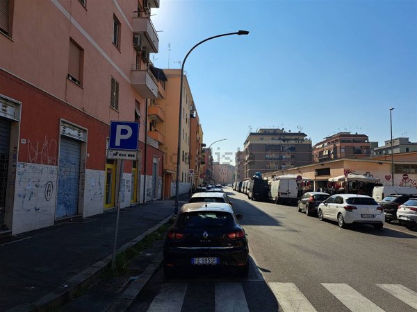 locale commerciale in vendita a Roma in zona Prenestino-Centocelle