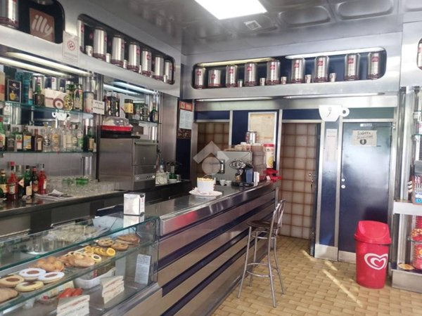 negozio in vendita a Roma in zona Appio Latino