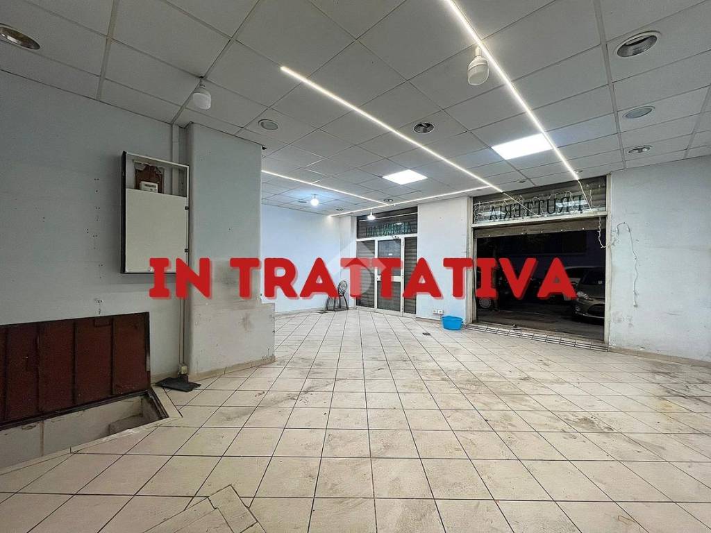 negozio in vendita a Roma in zona Tuscolano