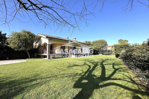 casa indipendente in vendita a Roma in zona Casal Palocco