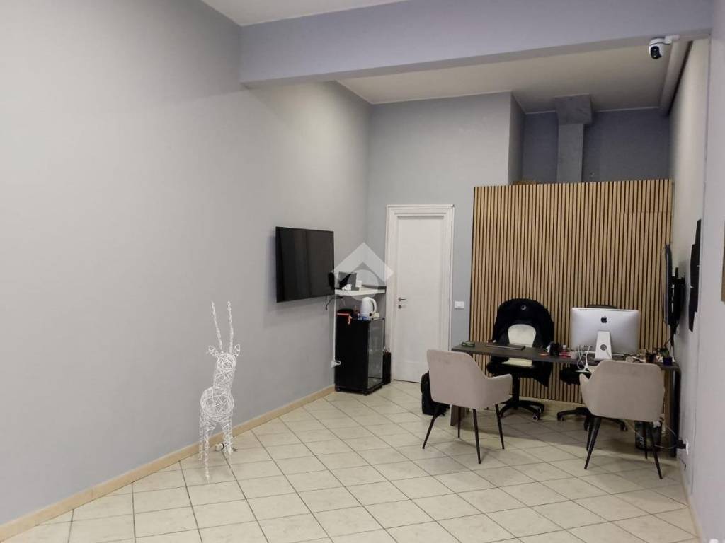 negozio in vendita a Roma in zona Appio Latino
