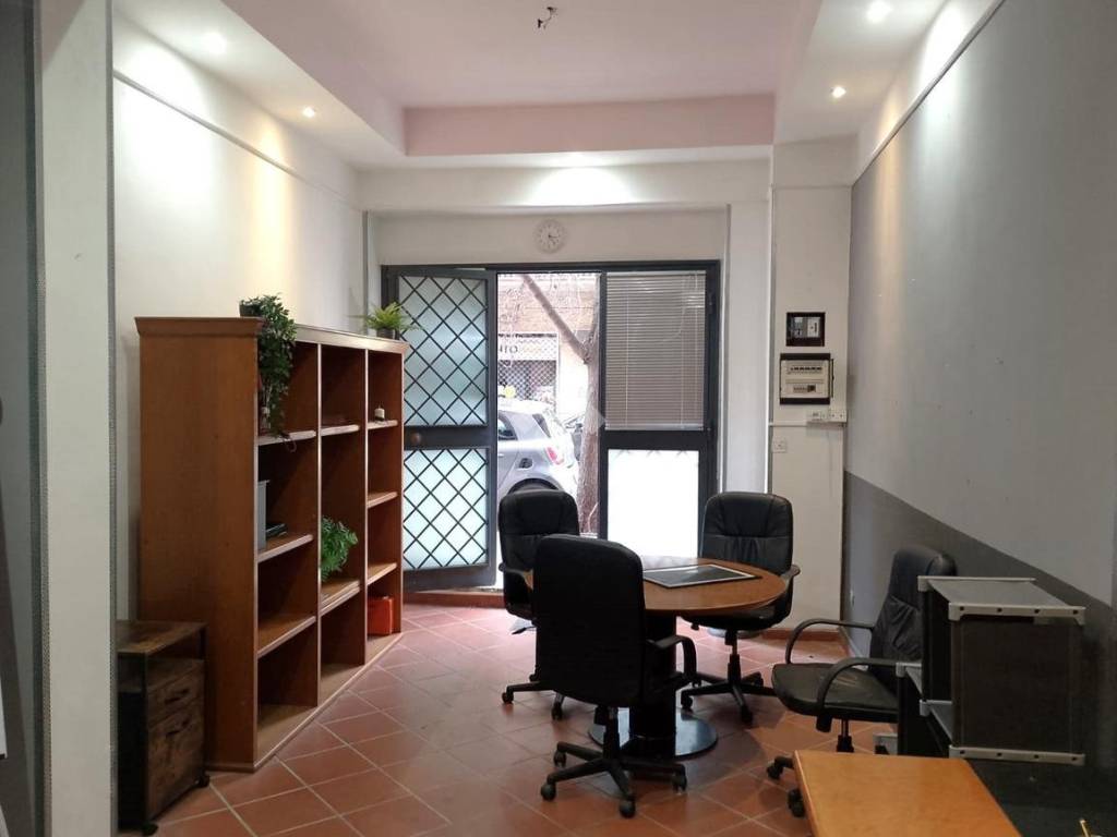 negozio in vendita a Roma in zona Appio Latino