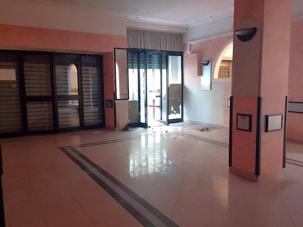 negozio in vendita a Roma in zona Tuscolano
