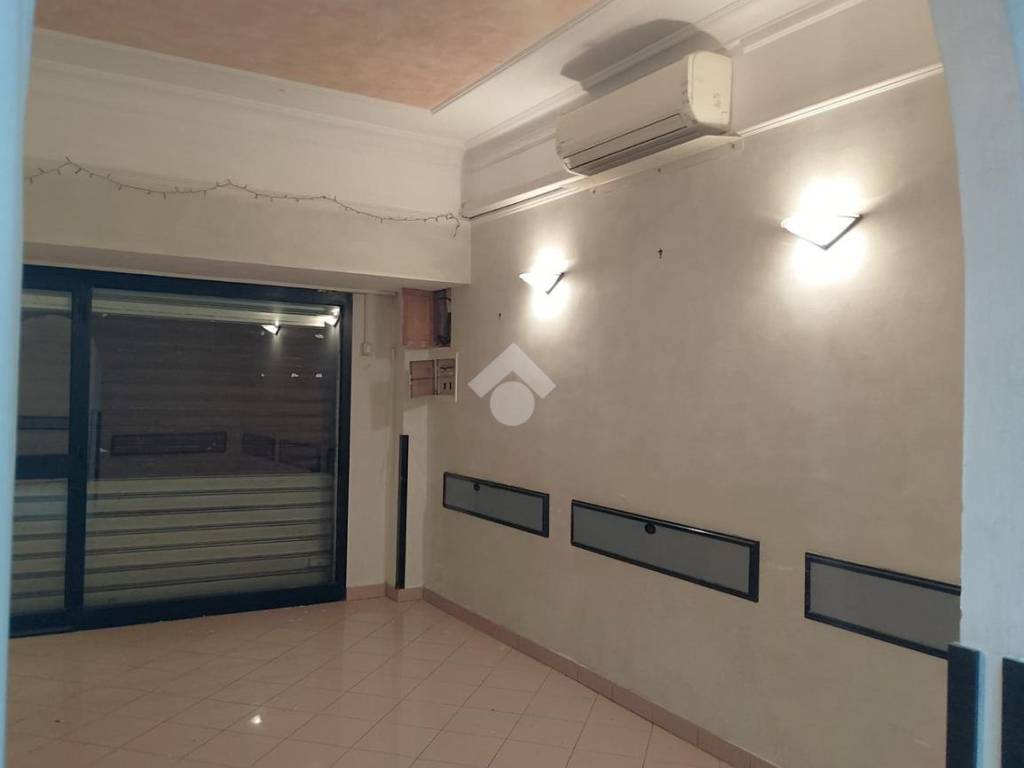 negozio in vendita a Roma in zona Tuscolano