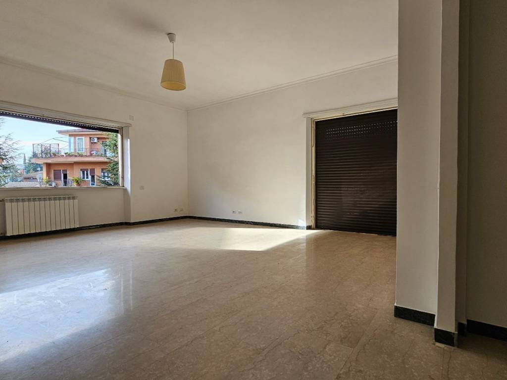 appartamento in vendita a Roma in zona Tomba di Nerone