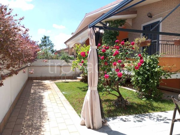 casa indipendente in vendita a Roma in zona Valle Santa