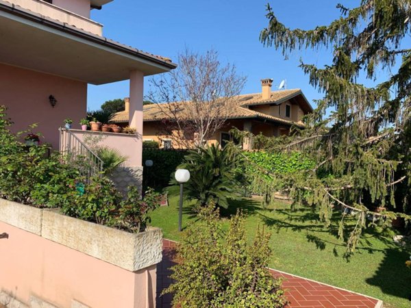 casa indipendente in vendita a Roma in zona Infernetto