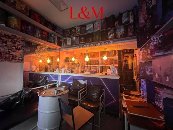 locale commerciale in vendita a Roma in zona Appio Latino