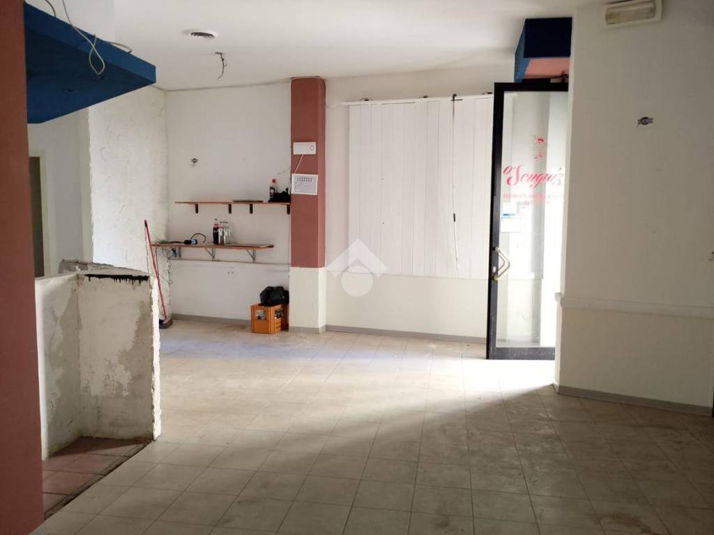 negozio in vendita a Roma in zona Appio Latino