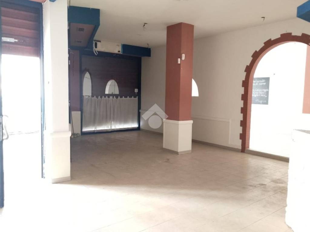 negozio in vendita a Roma in zona Appio Latino