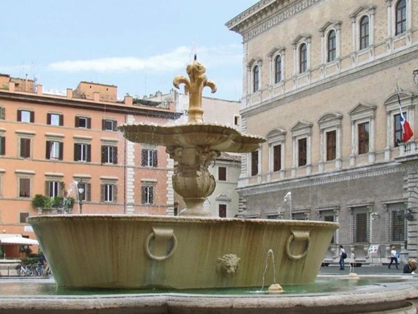 appartamento in vendita a Roma in zona Rione Regola
