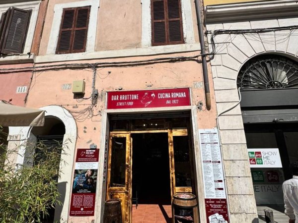 negozio in vendita a Roma in zona Rione Monti/Campitelli